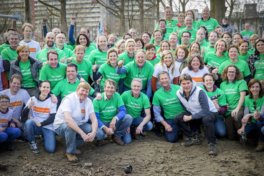 Delftse ondernemers, samen met Koning Willem-Alexander en Koningin Máxima, tijdens NLdoet in Delft