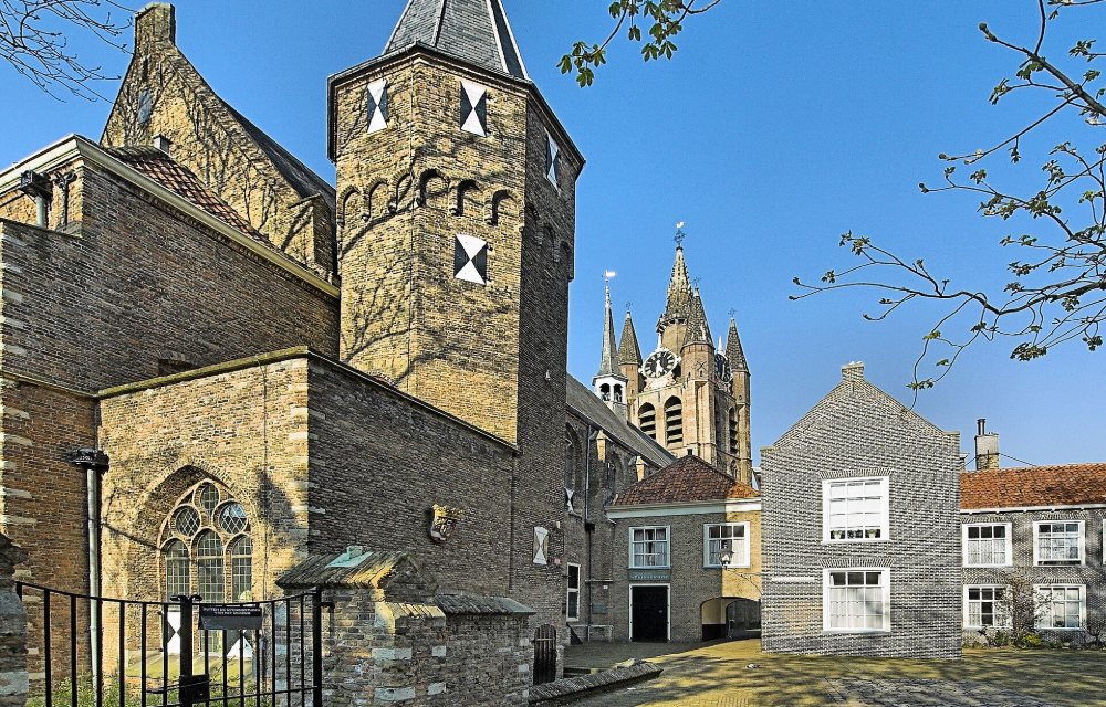 Het Stedelijk Museum Delft in het centrum