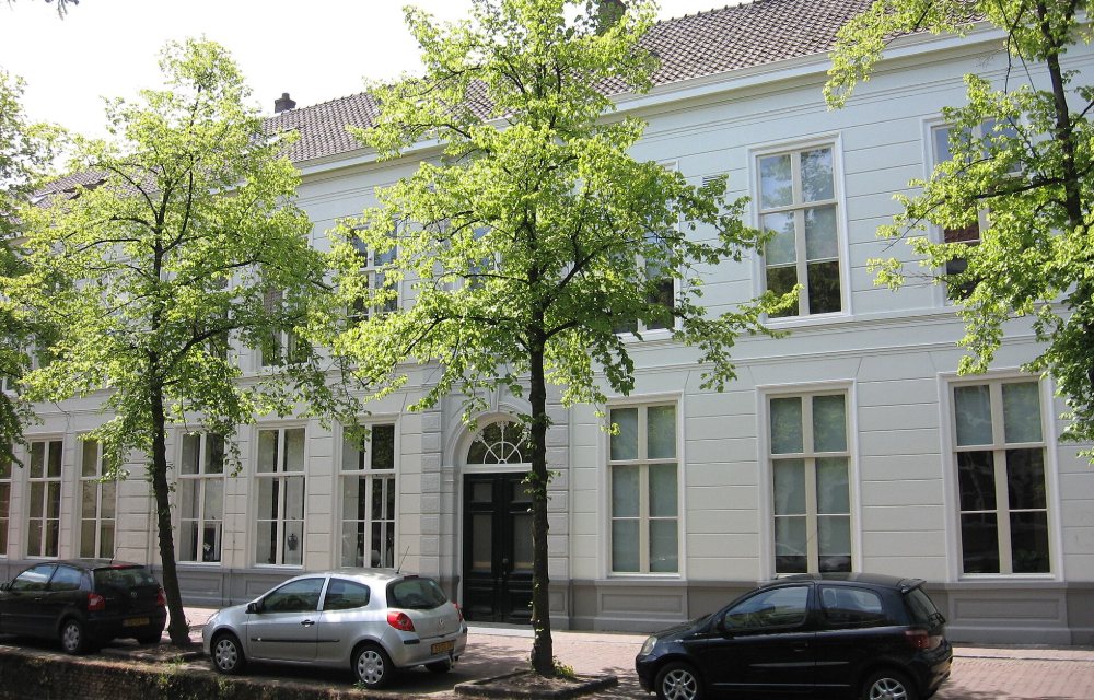 Het Kasteel van Delft gezien over het water
